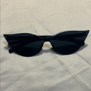 Chic Black Cat-Eye Sunglasses
